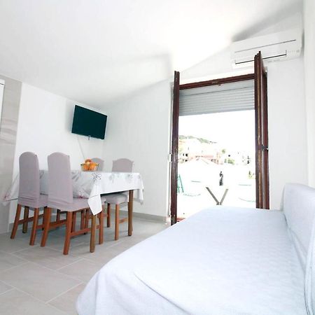 Charming Apartment In Tisno With 2 Bedrooms And Air Conditioning Exteriör bild