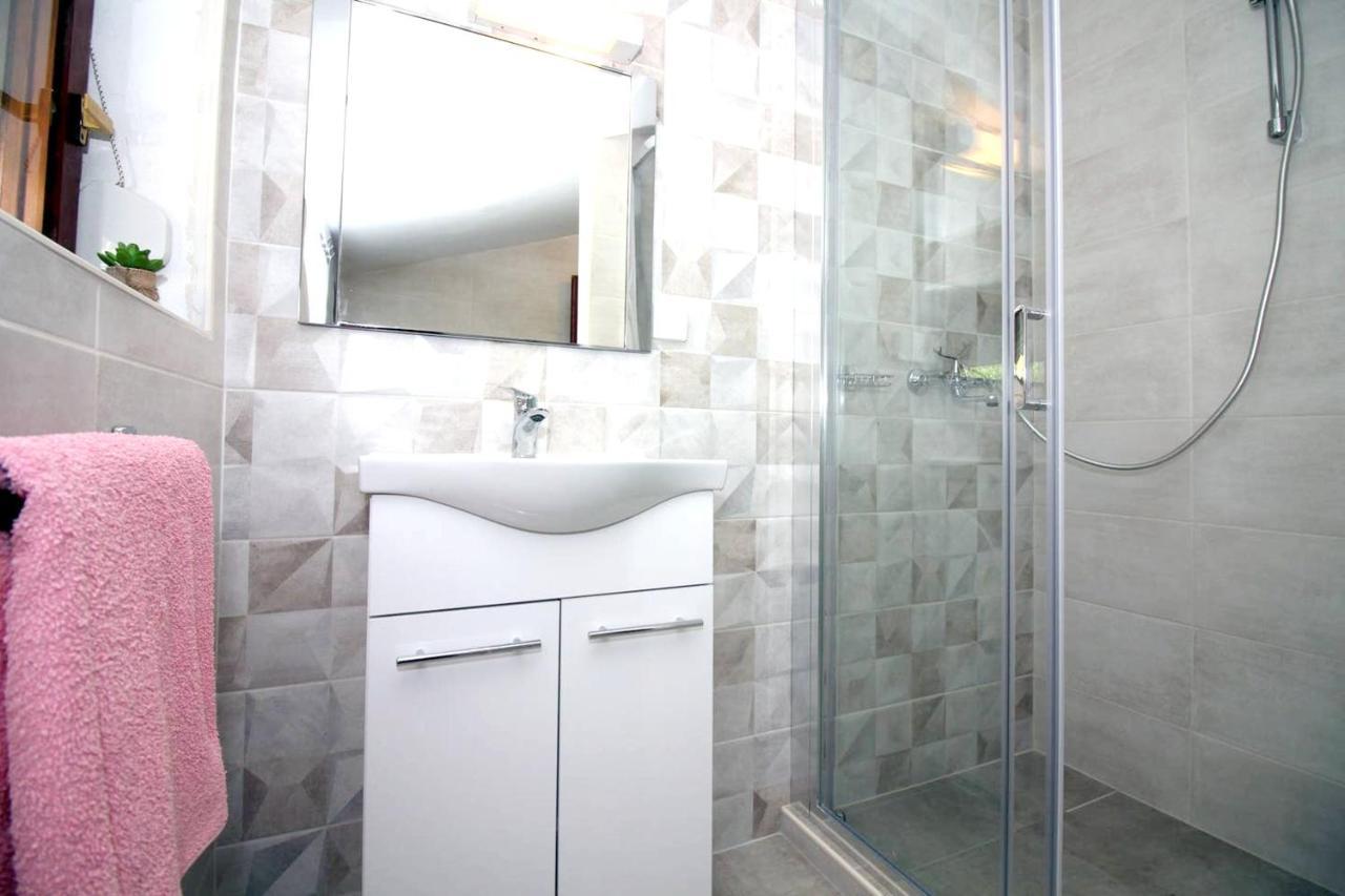 Charming Apartment In Tisno With 2 Bedrooms And Air Conditioning Exteriör bild
