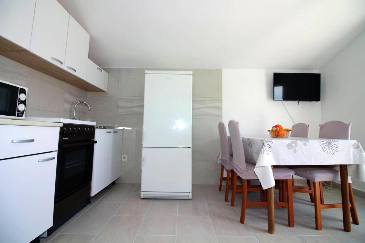 Charming Apartment In Tisno With 2 Bedrooms And Air Conditioning Exteriör bild